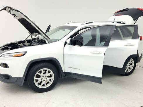 Used 2017 Jeep Cherokee Latitude image 11