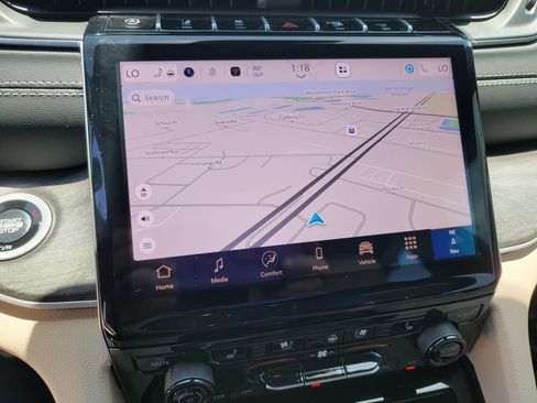 Used 2025 Jeep Grand Cherokee Limited w/ Luxury Tech Group II RWD image 20