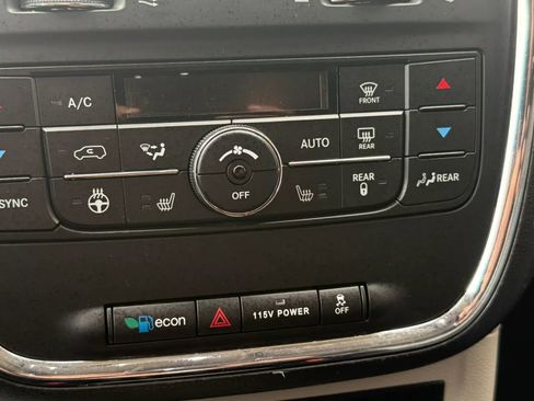 Used 2015 Chrysler Town & Country Touring w/ Driver Convenience Group image 24