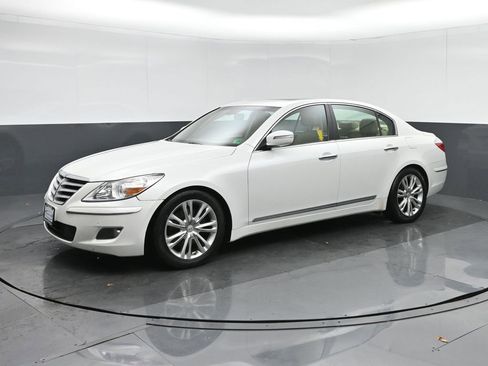 Used 2011 Hyundai Genesis 4.6 image 3