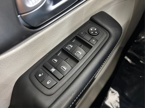 Used 2023 Chrysler Pacifica Touring-L FWD image 39