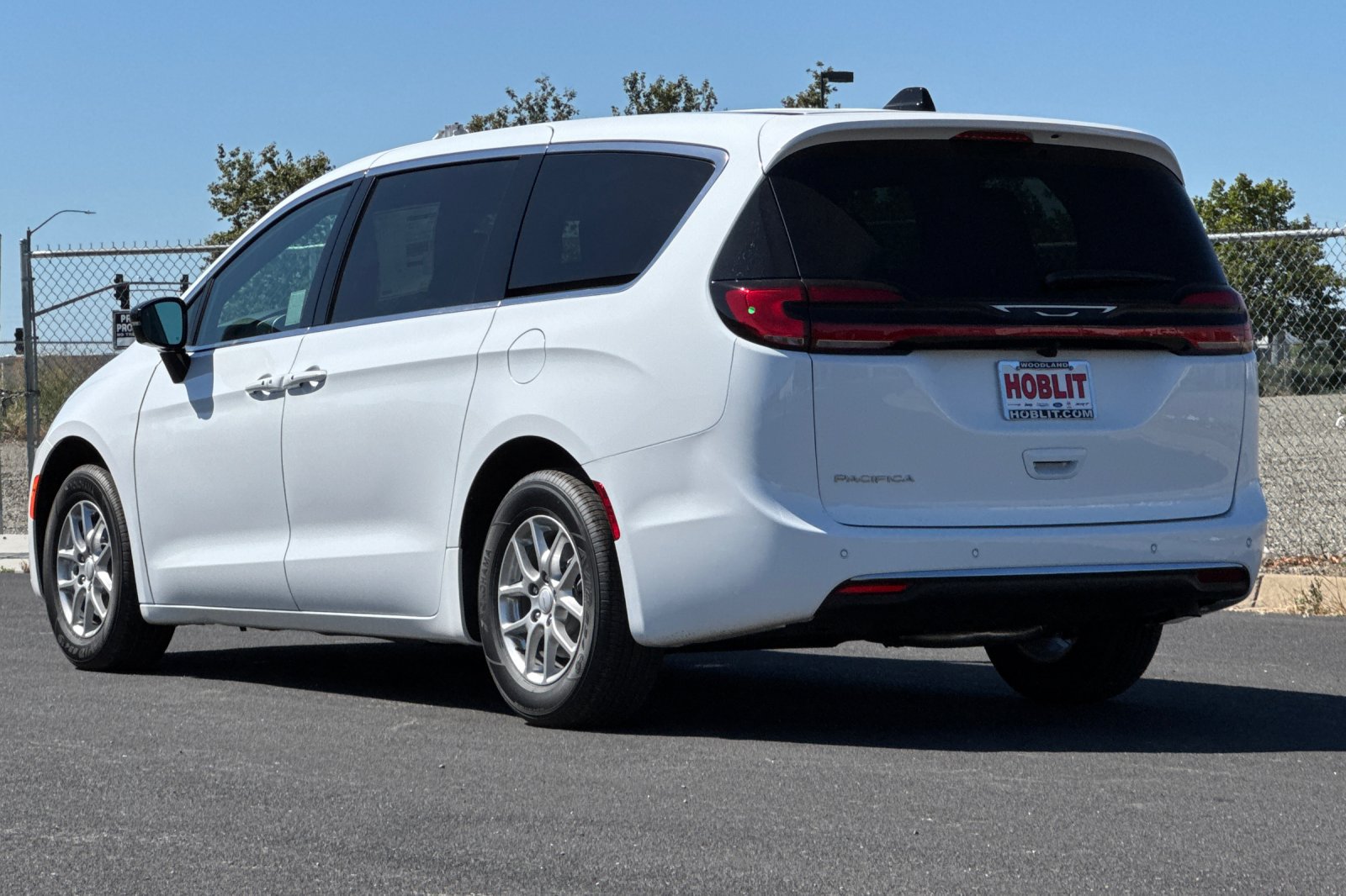 New 2027 Chrysler Pacifica Select FWD image 5