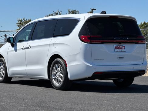 New 2027 Chrysler Pacifica Select FWD image 5