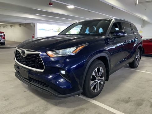 Used 2020 Toyota Highlander XLE AWD/4WD image 1