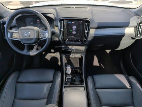 Used 2025 Volvo XC40 B5 Plus image 19