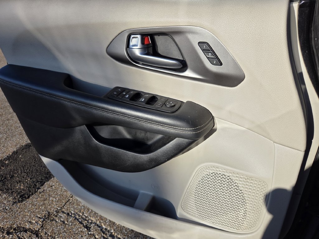 Used 2023 Chrysler Pacifica Touring-L FWD image 17