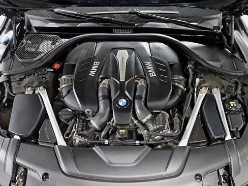 Used 2019 BMW 750i xDrive w/ M Sport Package image 38