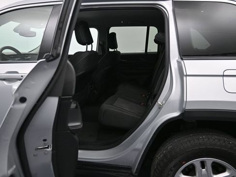 Used 2023 Jeep Grand Cherokee Laredo image 22