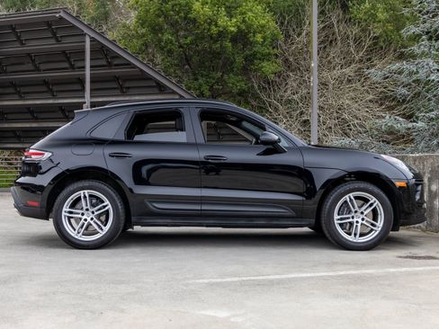 Certified 2025 Porsche Macan image 12