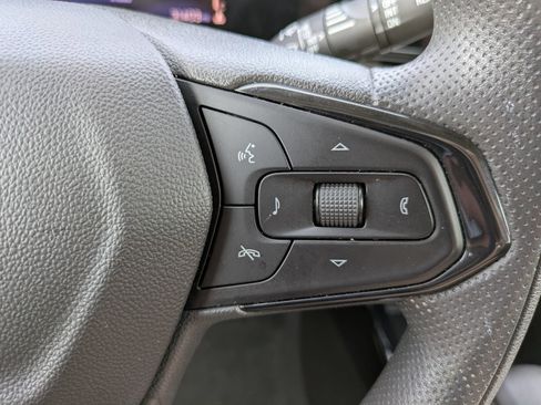Used 2025 Chevrolet Trax LT FWD image 25