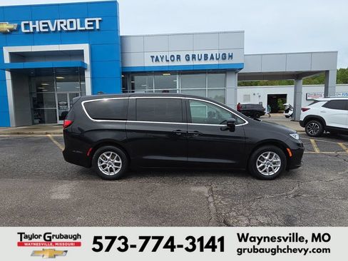 Used 2023 Chrysler Pacifica Touring-L FWD image 1
