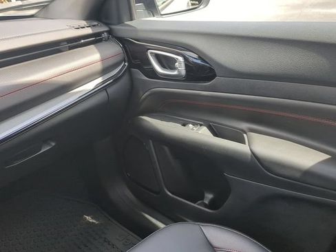 Used 2025 Jeep Compass Trailhawk w/ Trailhawk Convenience Group AWD/4WD image 19