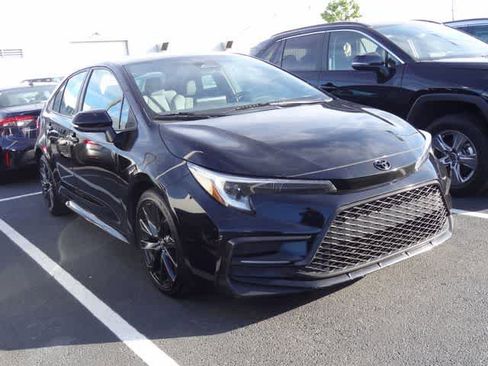 Used 2023 Toyota Corolla SE FWD image 3