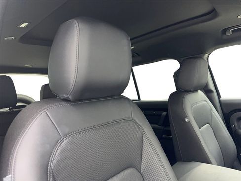 Used 2025 Land Rover Defender 110 S image 39