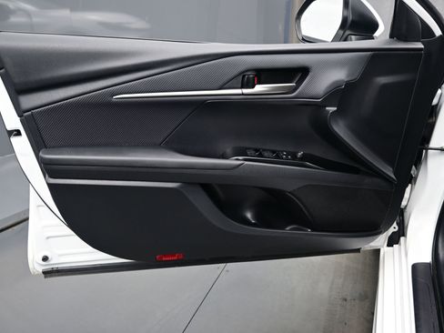 Used 2025 Toyota Camry SE image 9