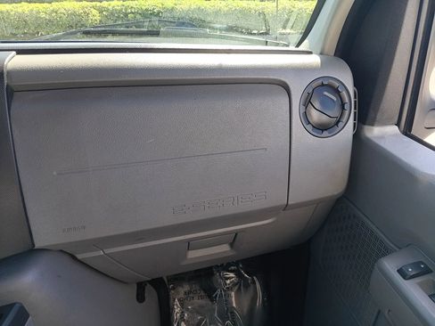 Used 2013 Ford E-450 and Econoline 450 Super Duty w/ Interior Upgrade Pkg RWD image 31