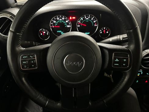 Used 2017 Jeep Wrangler Unlimited Sahara w/ Connectivity Group AWD/4WD image 30