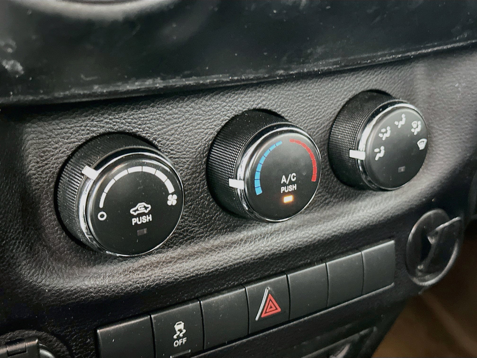 Used 2015 Jeep Wrangler Sport w/ Connectivity Group AWD/4WD image 13