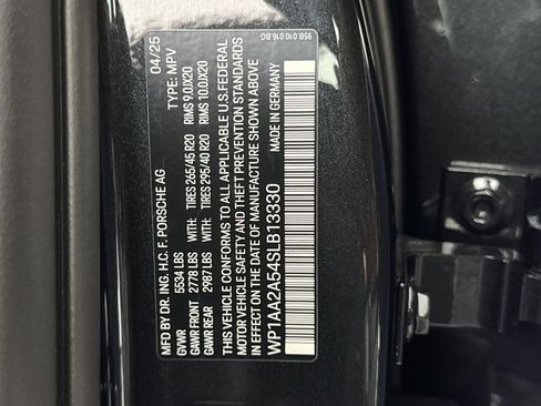 Certified 2025 Porsche Macan image 31