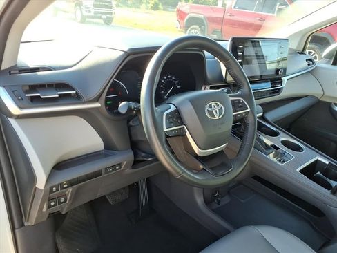 Certified 2024 Toyota Sienna XLE image 14