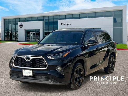 Used 2023 Toyota Highlander LE FWD image 1