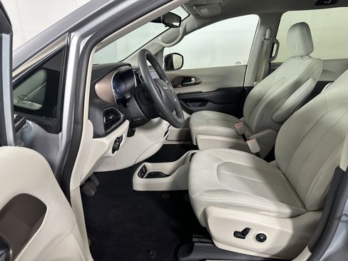Used 2017 Chrysler Pacifica Touring w/ Tire & Wheel Group FWD image 11