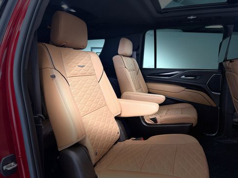 Used 2023 Cadillac Escalade ESV Sport w/ LPO, ONYX Package AWD/4WD image 37