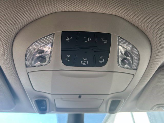 Used 2023 Chrysler Pacifica Limited FWD image 28