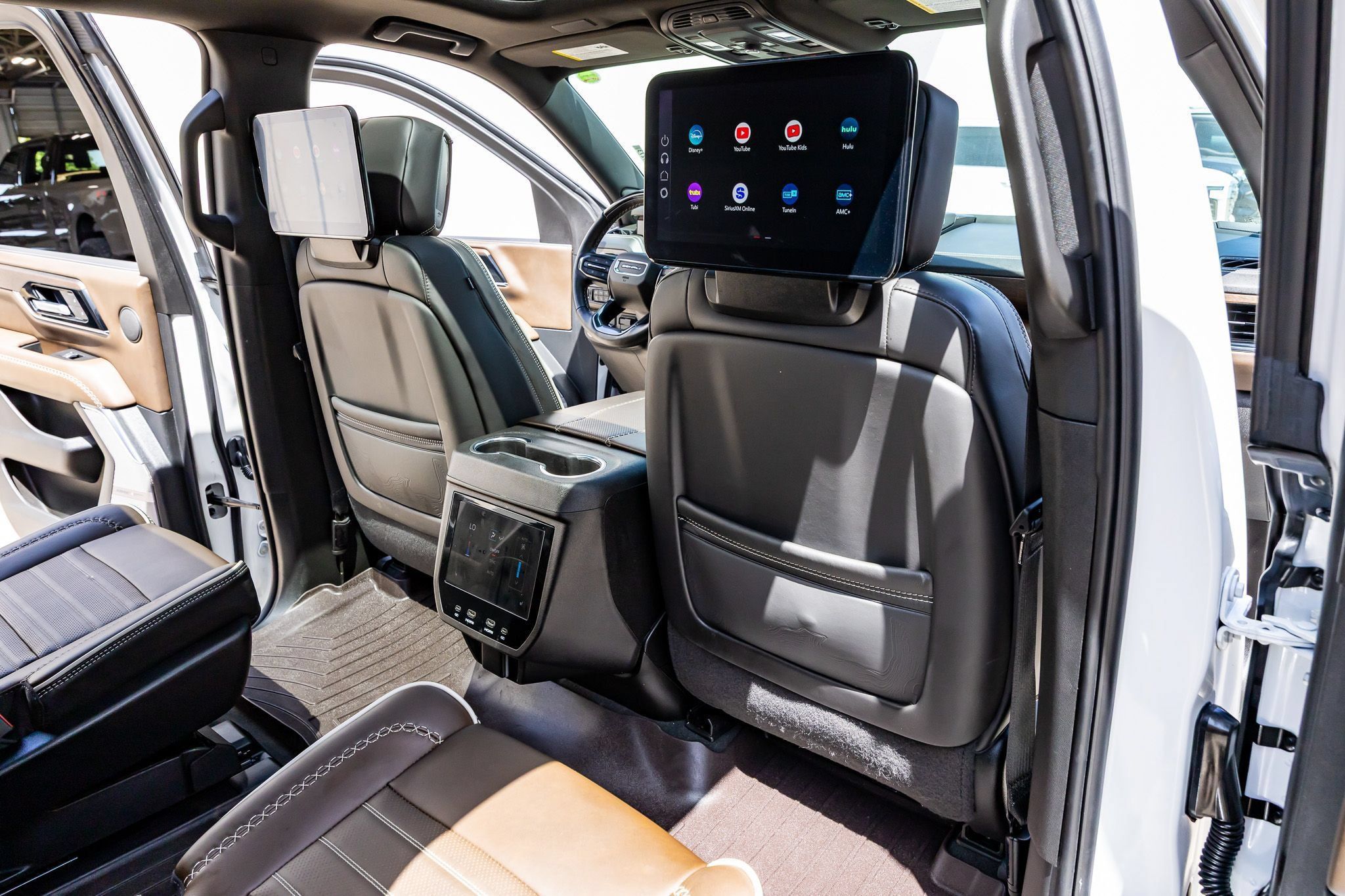 Used 2025 GMC Yukon Denali Ultimate AWD/4WD image 32
