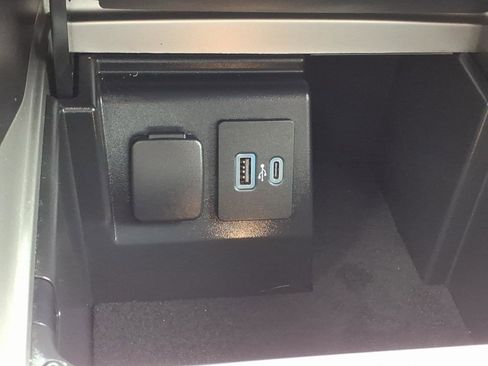 Used 2021 Ford Explorer XLT w/ Equipment Group 202A AWD/4WD image 19