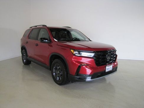 Certified 2024 Honda Pilot TrailSport image 3