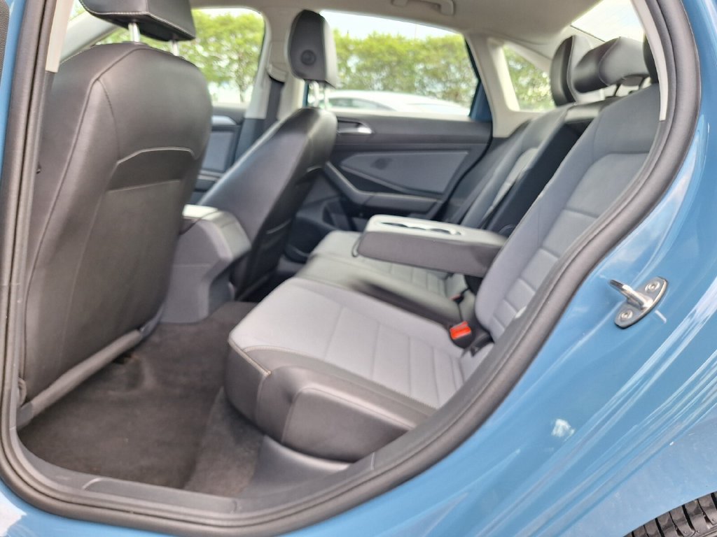 Used 2025 Volkswagen Jetta SE FWD image 10