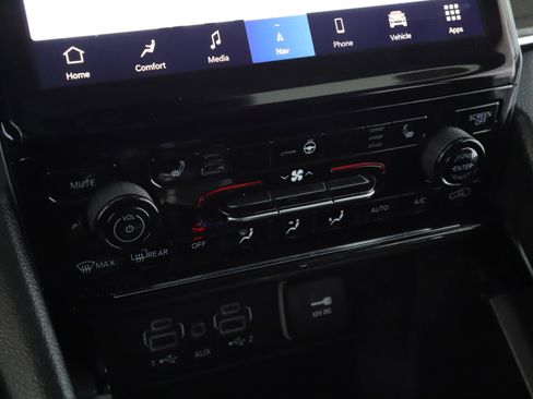 Used 2023 Jeep Grand Cherokee Limited image 12