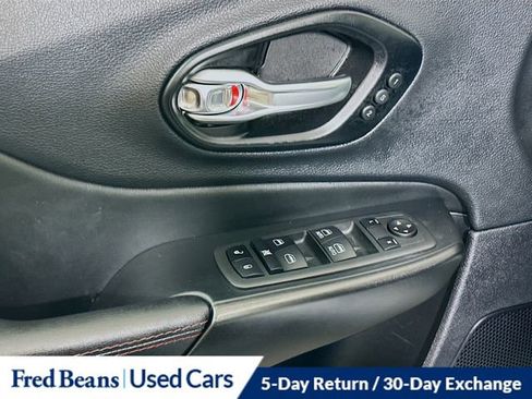 Used 2022 Jeep Cherokee Trailhawk w/ Premium Leather Package AWD/4WD image 19
