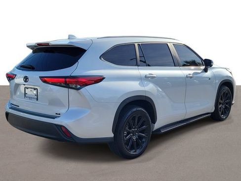 Used 2023 Toyota Highlander XLE FWD image 4