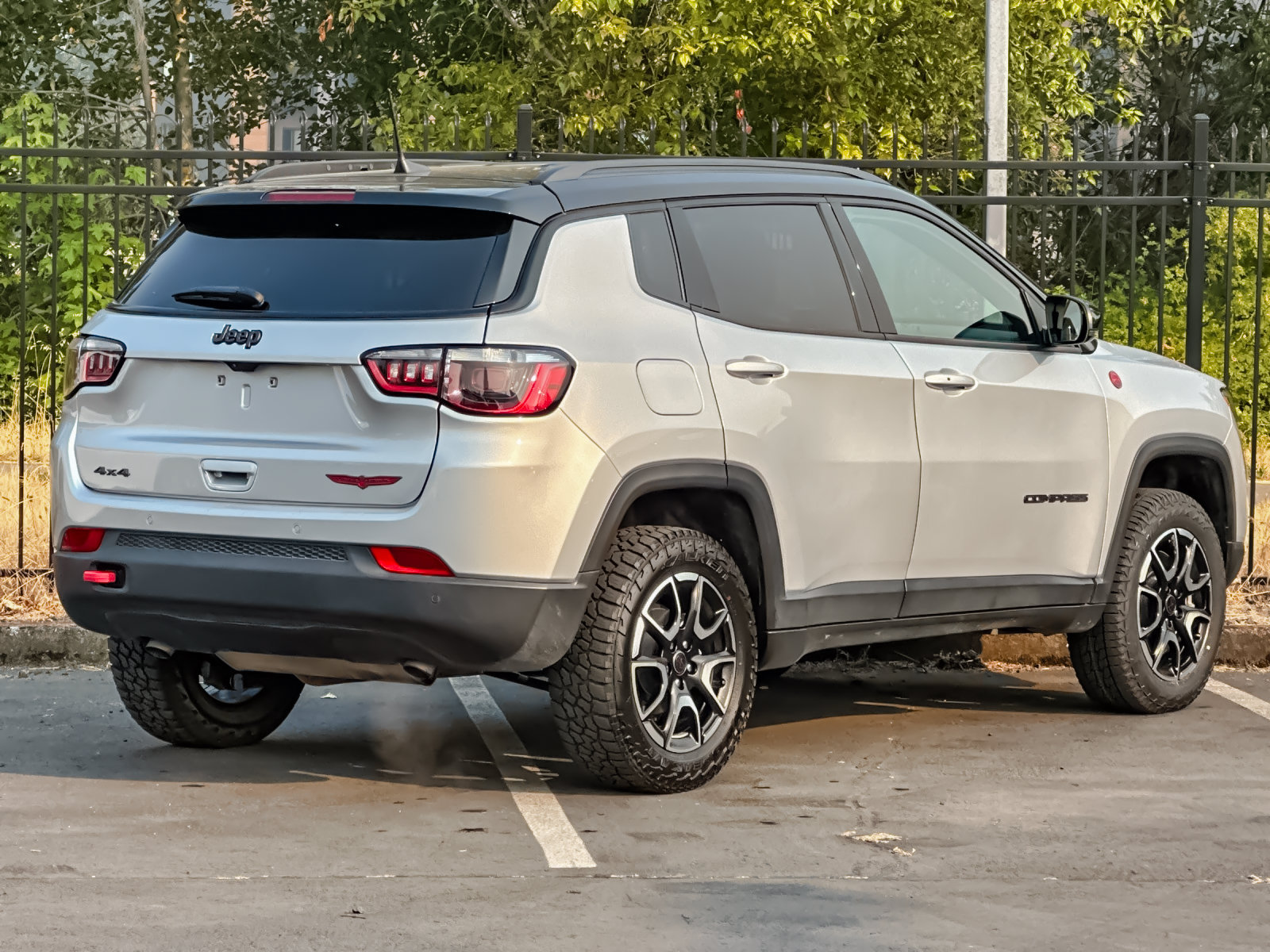 Used 2025 Jeep Compass Trailhawk AWD/4WD image 3