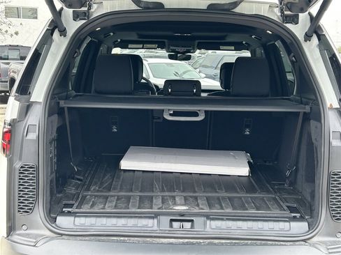 Used 2025 Land Rover Discovery S image 13
