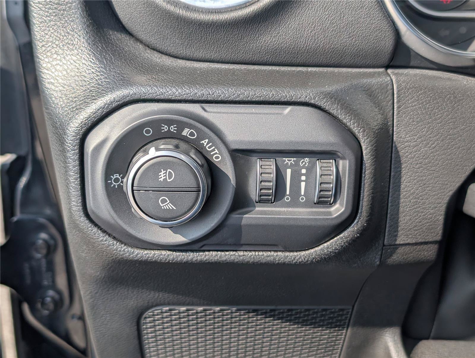 Used 2022 Jeep Gladiator Overland w/ Popular Equipment Package AWD/4WD image 19