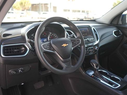 Used 2022 Chevrolet Equinox LT FWD image 2