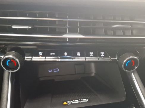 Used 2025 Chevrolet Traverse LT FWD image 31