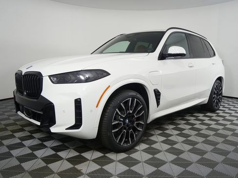 Certified 2026 BMW X5 xDrive50e w/ M Sport Package image 7