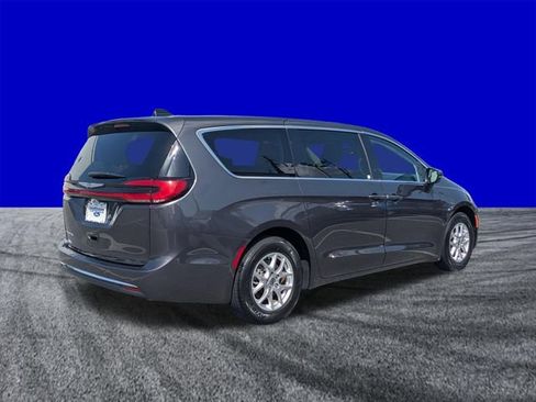 Used 2023 Chrysler Pacifica Touring-L FWD image 4