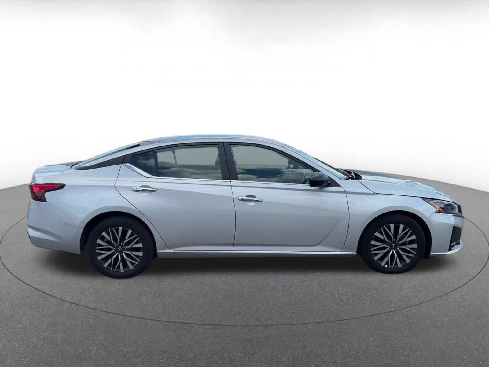 Used 2025 Nissan Altima 2.5 SV FWD image 15