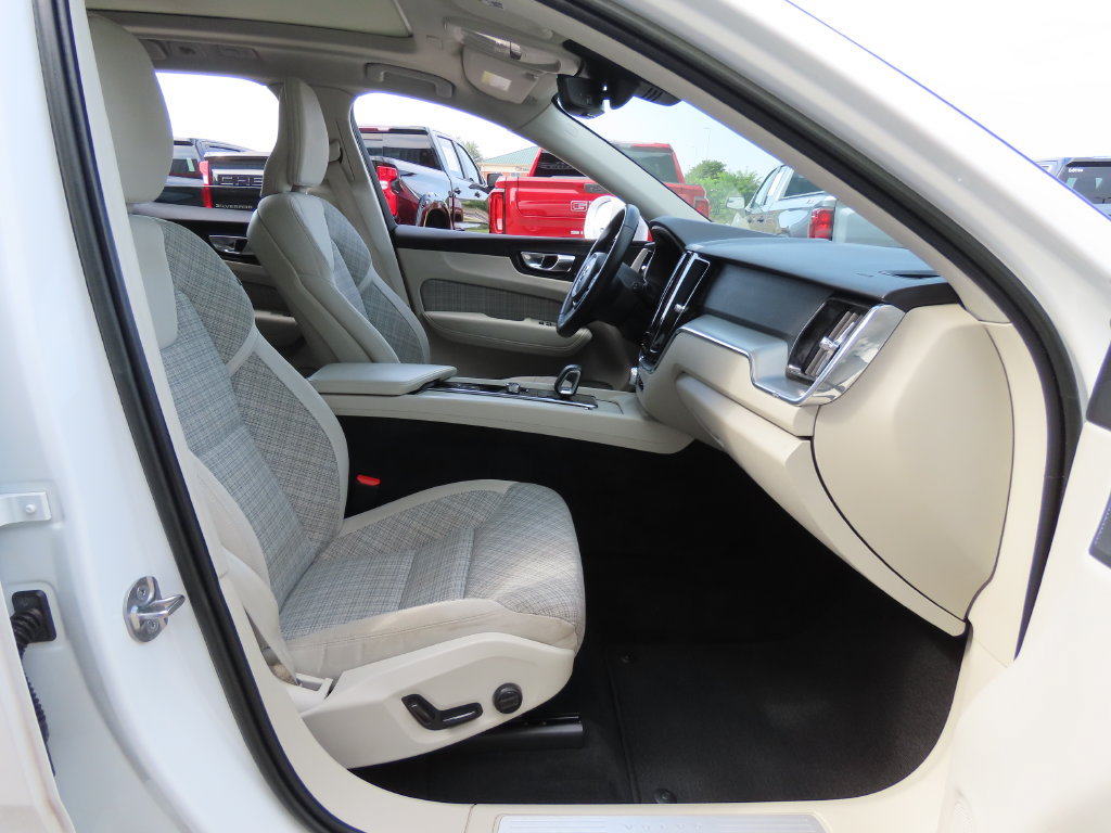 Used 2022 Volvo XC60 B5 Momentum AWD/4WD image 35