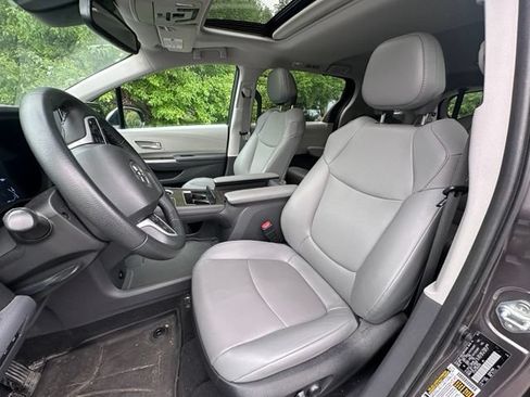 Used 2022 Toyota Sienna XLE AWD/4WD image 12