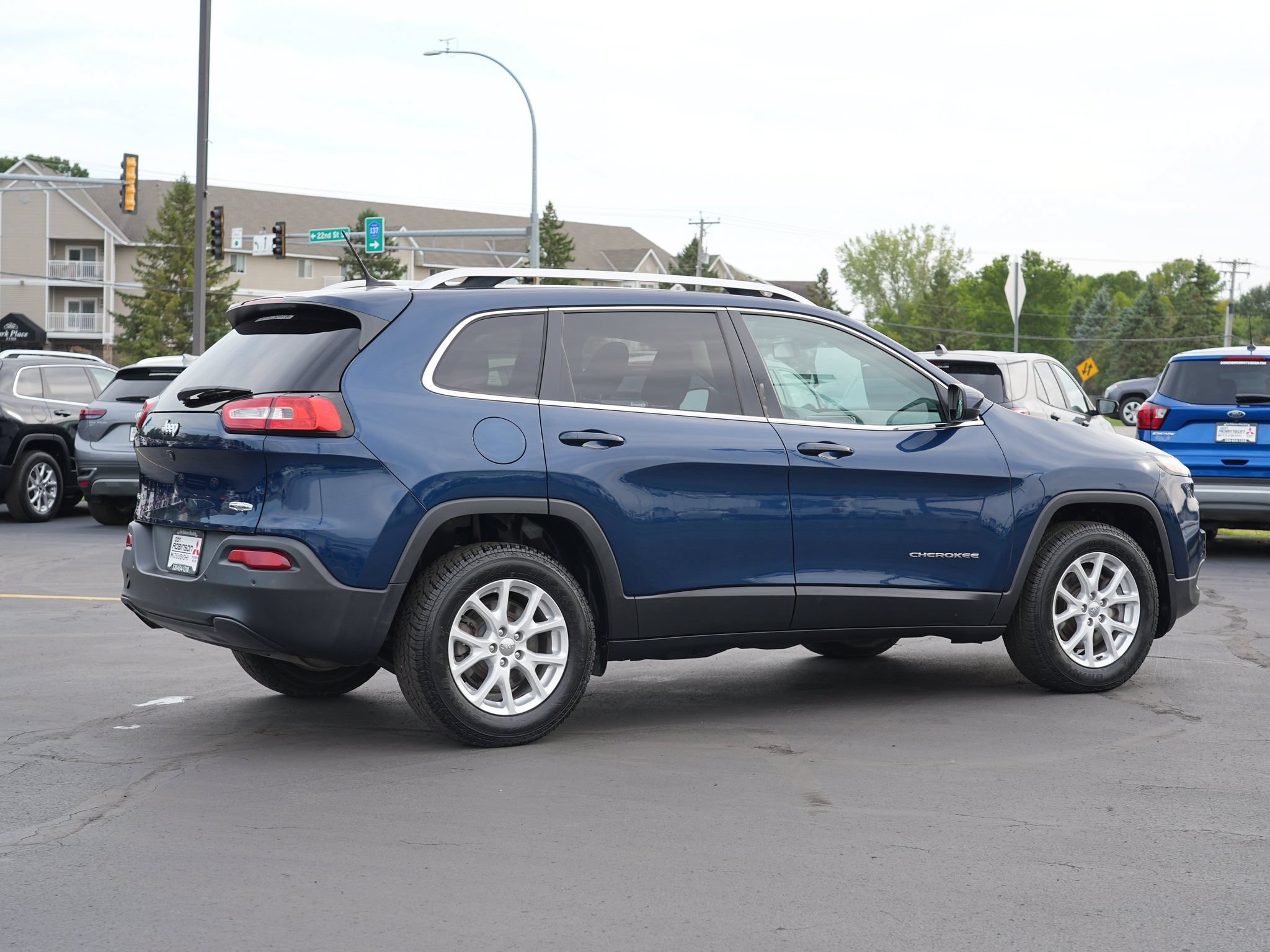 Used 2018 Jeep Cherokee Latitude w/ Safety Group AWD/4WD image 3