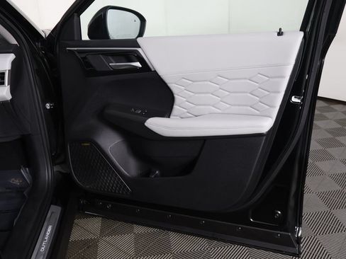 Used 2025 Mitsubishi Outlander AWD image 31
