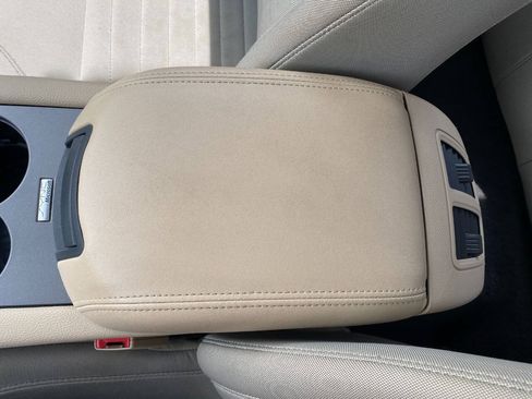 Used 2015 Ford Taurus SE FWD image 18