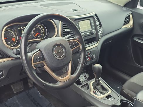 Used 2015 Jeep Cherokee Sport FWD image 13