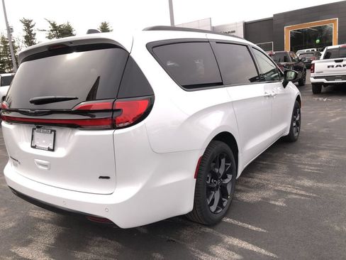 New 2026 Chrysler Pacifica Select w/ S Appearance Package AWD/4WD image 13